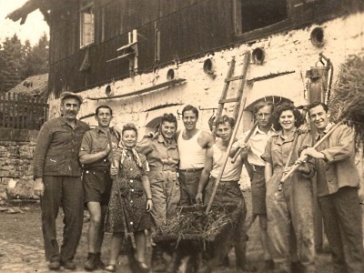 Holocaust survivors learning agriculture at the Gerhingshof